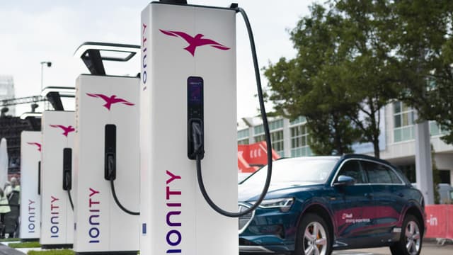 Les bornes de recharge rapide de Ionity passe d'un forfait de 8 euros à une tarification au kWh.