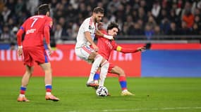 Le duel entre Tanner Tessmann et Vitinha lors du match OL-PSG en Ligue 1, le 9 novembre 2025