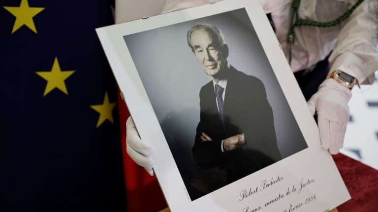 Un portrait de Robert Badinter placé au ministère de la Justice en hommage à l'ancien garde des Sceaux, le 9 février 2024 à Paris 