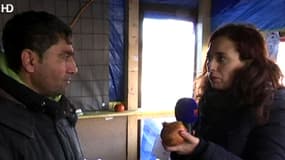 Salhia Brakhlia et un migrant dans la "Jungle de Calais", le 2 février 2016.