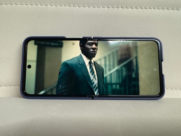 Avec Netflix, l'image s'affiche en grand et la pliure du Motorola Razr 50 Ultra est quasi invisible