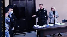 L'opposant russe Alexeï Navalny écoute le juge prononcer sa condamnation à 9 ans de prison à régime sévère, le 22 mars 2022 dans la colonie pénitentiaire IK-2 près de Vladimir