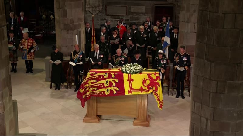 Le cercueil de la défunte reine dans la cathédrale Saint-Gilles d'Edimbourg