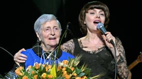 Mireille Mathieu et sa mère, Marcelle-Sophie, sur la scène du Dôme de Marseille en 2002