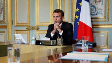 Emmanuel Macron s'entretient par visioconférence avec la chancelière Angela Merkel, le Premier ministre du Kosovo Avdullah Hoti et le président de la Serbie Aleksandar Vucic, à l'Elysée le 10 juillet 2020