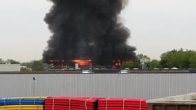 Un centre de tri de Saint-Thibault-des-Vignes (Saint-et-Marne) en flammes - Témoins BFMTV