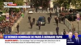 Le cercueil de Bernard Tapie quitte le parvis de l'église Saint-Germain-des-Prés sous les applaudissements