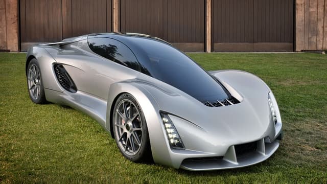 En aluminium et fibre de carbone, la voiture affiche un poids de seulement 635 kg