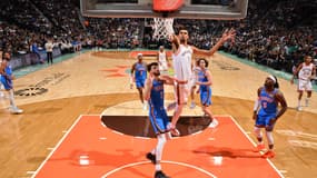 Le dunk de Victor Wembanyama au-dessus de Chet Holmgren lors du match Oklahoma City-San Antonio (140-114), le 24 janvier 2024