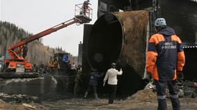 Les services de secours russes réparent un conduit de ventilation de la mine de charbon de Raspadskaïa, ravagée ce week-end par une double explosion. Le bilan de l'accident s'est alourdi mardi matin à 43 morts et 47 disparus. /Photo prise le 10 mai 2010/R
