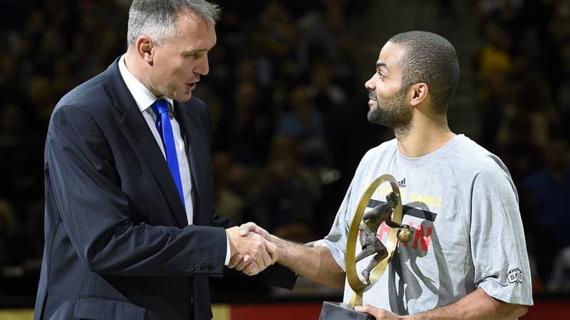 Le secrétaire général de la Fiba-Europe, Kamil Novak, remet le trophée de meilleur joueur européen 2013 à Tony Parker