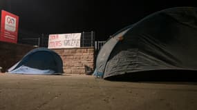 Les professeurs ont installé leur tente pour passer la nuit devant le collège.