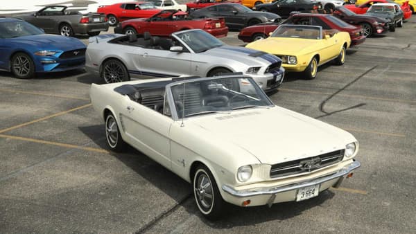 La première Mustang produite, ici au premier plan.