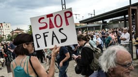 Manifestation contre les polluants éternels, les PFAS, le 26 mai 2024 à Oullins, dans le Rhône