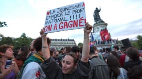 Des militants de gauche réunis à Paris, le 7 juillet 2024
