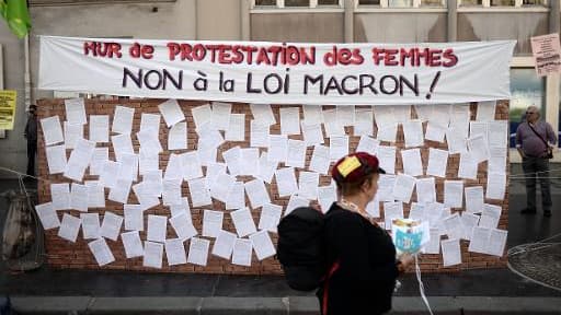Affiche contre les mesures de la loi Macron, le 9 avril 2015 à Paris, dans le cadre d'une journée de mobilisation contre les mesures d'austérité Affiche contre les mesures de la loi Macron, le 9 avril 2015 à Paris, dans le cadre d'une journée de mobilisation contre les mesures d'austérité