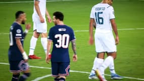 Neymar et Messi en discussion lors de PSG-Manchester City