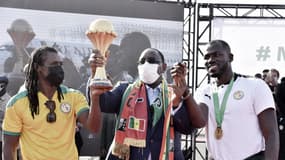 Le président du Sénégal Macky Sall avec Aliou Cissé et Kalidou Coulibaly après le titre à la CAN, le 7 février 2022
