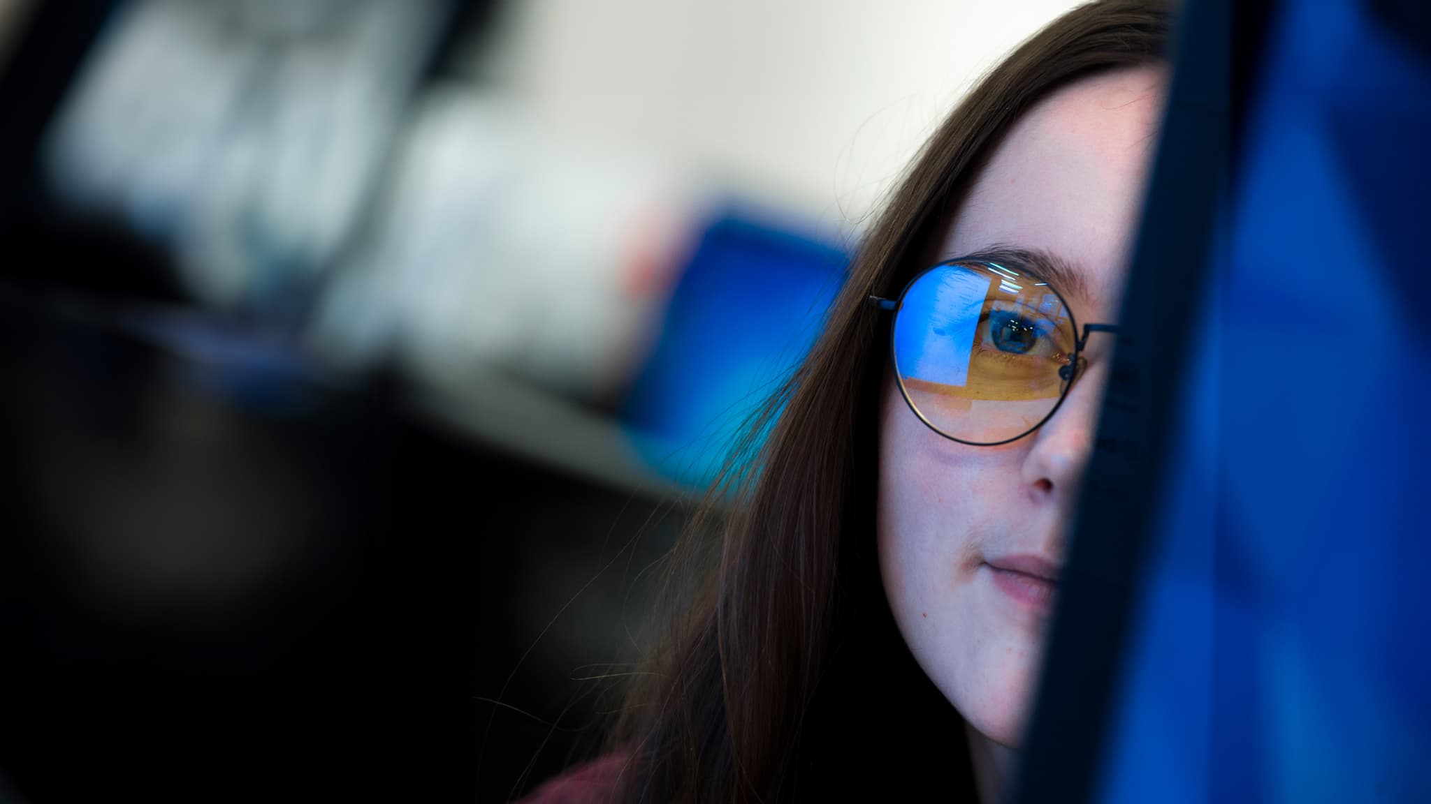 “PAS UN MÉTIER DE FEMMES” (2/3): MODÈLES INVISIBILISÉS, BIAIS, SEXISME ORDINAIRE, POURQUOI LES JEUNES FILLES SE DÉTOURNENT DE LA TECH