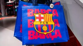 Des sacs mis en vente à la boutique du Barça au Camp Nou, novembre 2023
