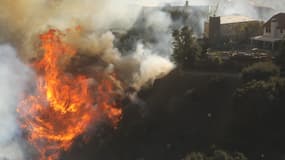 Les flammes se rapprochent des maisons menacées par l'incendie à Pacific Palisades, Californie, le 7 janvier 2025.