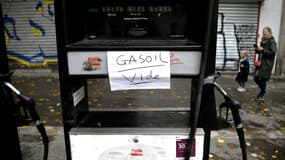 Photo prise le 15 octobre 2022 montrant une pompe à essence portant la mention "gazole vide", à Paris