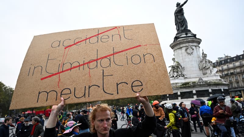 Des centaines de personnes étaient rassemblées place de la République samedi à Paris afin de rendre hommage à Paul Varry, cycliste tué à Paris mardi par un automobiliste.