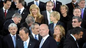 Le ministre des Affaires étrangères britanniques William Hague (au centre) entouré des particpants à la conférence de Londres sur la Libye. La coalition internationale a accentué la pression sur Mouammar Kadhafi en promettant de poursuivre ses opérations