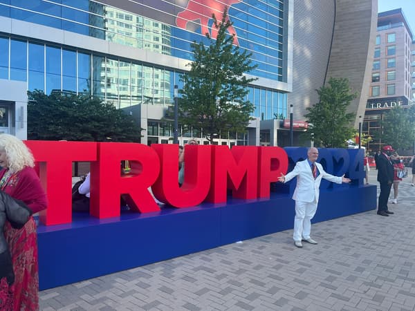 Un attivista di Donald Trump a Milwaukee a margine della Convention del Partito Repubblicano giovedì 18 luglio 2024