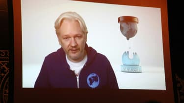 Julian Assange dans un message vidéo depuis l'ambassade d'Equateur en Grande-Bretagne, photo prise à New York le 1er novembre 2013