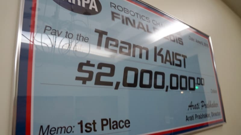 Le chèque empoché par Kaist au concours de la Darpa en 2015.