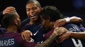 La joie d'Alves, Mbappé et Cavani
