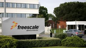 Près de 400 employés de l'usine Freescale de Toulouse recevront dans les prochains jours leur lettre officielle de licenciement. /Photo d'archives/REUTERS/Jean-Philippe Arles