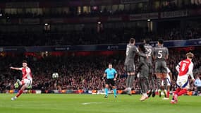 Declan Rice marquant un coup franc lors d'Arsenal-Real Madrid, le 8 avril 2025 en Ligue des champions