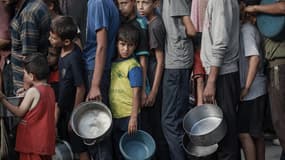 Des enfants palestiniens font la queue pour recevoir de la nourriture à Gaza, le 31 juillet 2025