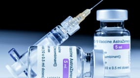 Des flacons de vaccin AstraZeneca contre le Covid-19 et une seringue, à Paris, le 11 mars 2021