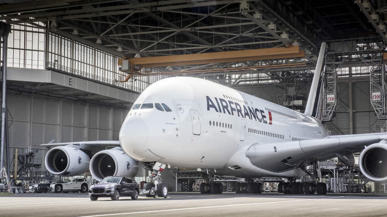 Cet Airbus pèse 100 fois plus que le SUV Porsche.