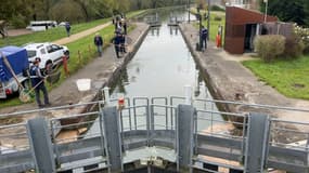 Le canal de Loing à Bagneux-sur-Loing (Seine-et-Marne) fin octobre 2024, lors d'opérations de nettoyage et d'évacuation de poissons morts.
