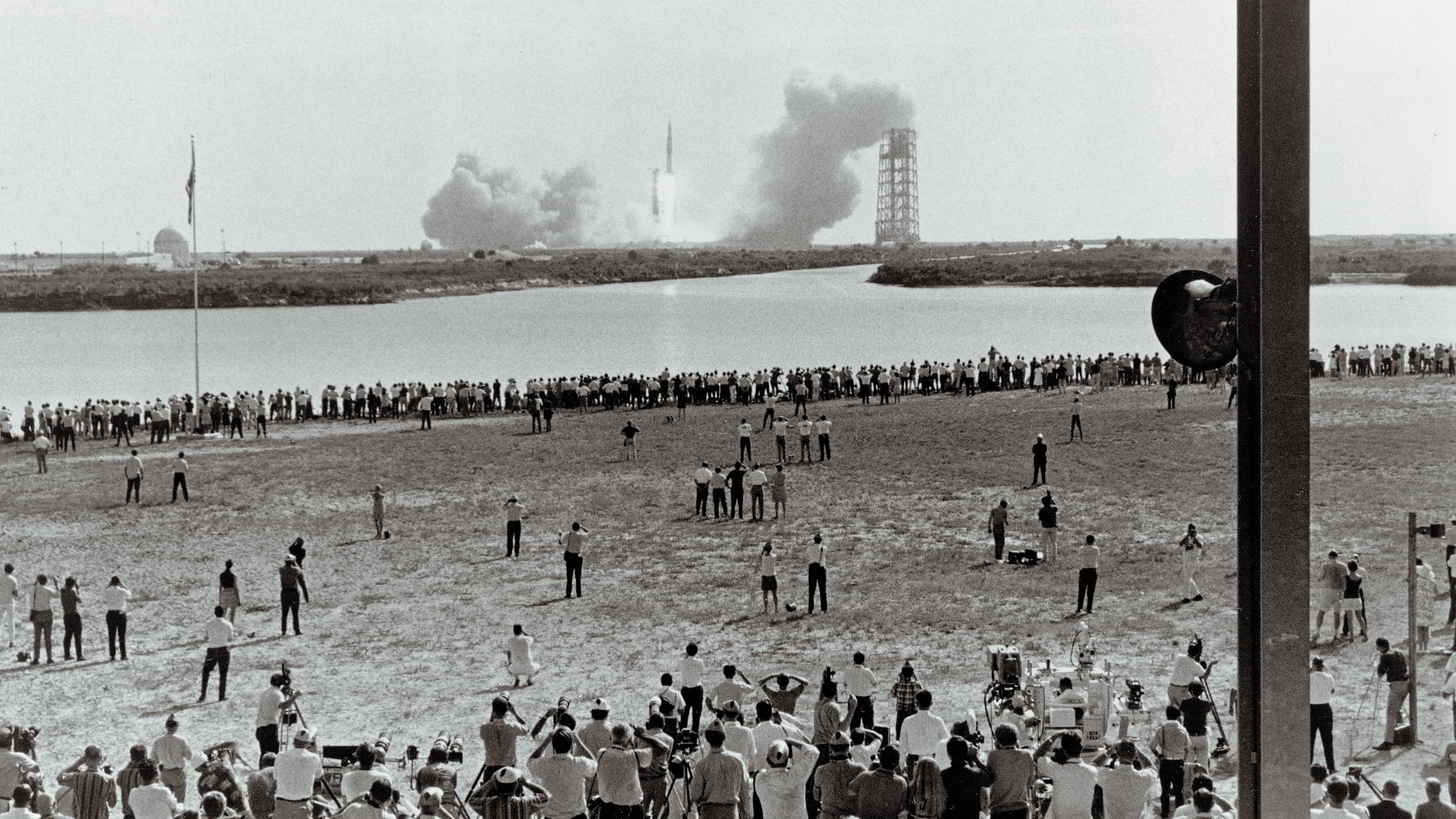 Des milliers de personnes regardent le décollage d'Apollo 11 près des plages et routes aux abords du Kennedy Space Center, le 16 juillet 1969. Des milliers de personnes regardent le décollage d'Apollo 11 près des plages et routes aux abords du Kennedy Space Center, le 16 juillet 1969.