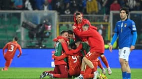 La joie des joueurs de la Macédoine du nord devant le milieu de terrain italien Sandro Tonali, après avoir éliminé la Squadra Azzurra, 1-0 en demi-finale des barrages pour le Mondial-2022 au Qatar, le 24 mars 2022 à Palerme
