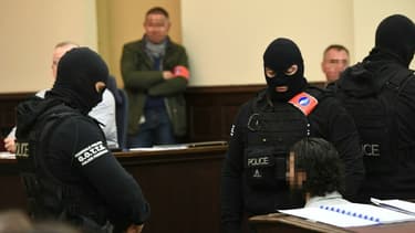 Salah Abdeslam a refusé de se lever.