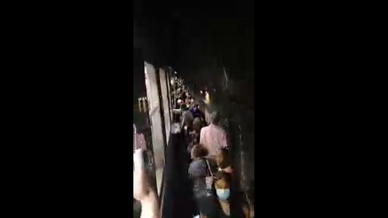 Bloqués dans un tunnel, des passagers du RER B évacuent sur les voies
