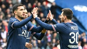 Le milieu de terrain argentin Leandro Paredes (à gauche) célèbre son but avec Lionel Messi sous les sifflets du Parc des Princes durant le match Paris SG - Bordeaux lors de la 28e journée de Ligue 1.