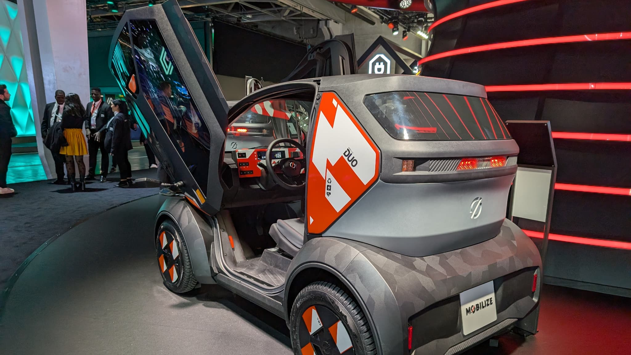 Le Mobilize Duo, successeur du Renault Twizy, au Mondial de l'Auto 2024.