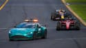 La voiture de sécurité de F1 devant Charles Leclerc et Max Verstappen, à Melbourne le 10 avril 2022