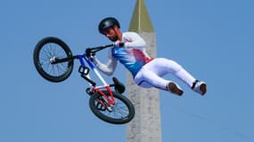 Anthony Jeanjean, champion de BMX, dans le ciel de Paris pour les JO.