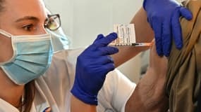 Vaccination contre le Covid d'une personne âgée le 4 janvier 2020 dans un Ehpad à Montpellier