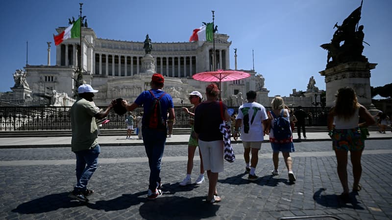 Un vendeur ambulant vend des chapeaux aux touristes sur la Piazza Venezia à Rome où les températures atteignent 34 degrés, aujourd'hui le 28 juin 2024. (Illustration)
