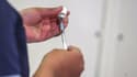 Une infirmière préparant une injection du vaccin de Pfizer-BioNTech à Epsom au Royaume-Uni.
