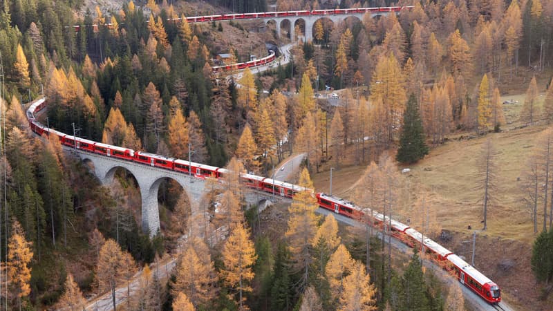 Le train de 1910 mètres de long, composé de 25 rames assemblées, a parcouru 25 kilomètres en moins de 45 minutes entre Preda et Alvaneu, dans le canton des Grisons, le 29 octobre 2022.